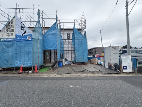 建築中の建物と前面道路の様子