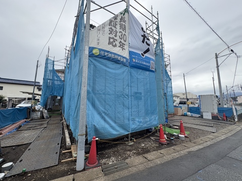 建築中の建物を覆う青い養生シート