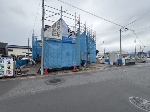 建築中の建物と周辺道路の様子