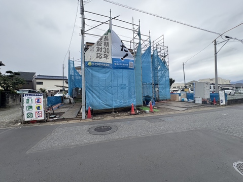建築中の建物と前面道路の様子