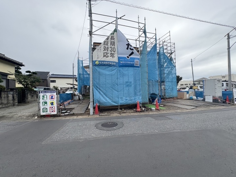 建築中の建物を道路側から撮影