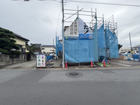 建築中の建物と前面道路の様子