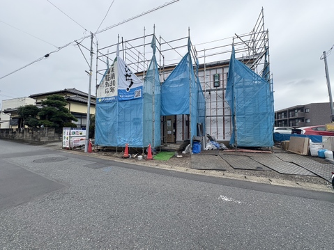 建築中の建物を道路側から撮影