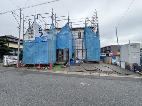建築中の建物を道路側から見た外観