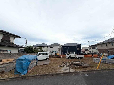 建築工事中の住宅用地と近隣の住宅風景