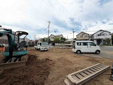 建築工事中の土地と駐車スペースの様子