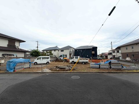 住宅地の更地で新築工事の準備中の様子です