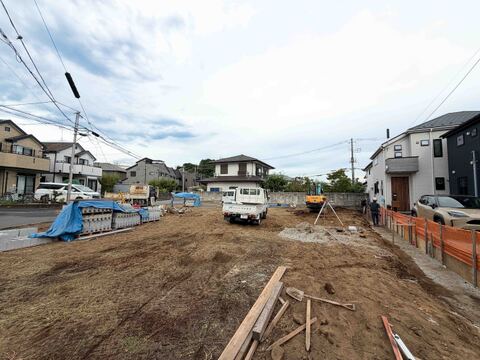 建築中の戸建て住宅、整地された敷地の様子が見える