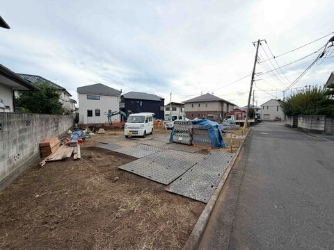 敷地内に駐車スペースのある住宅外観です
