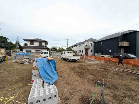 更地の建築予定地、周囲に住宅が立ち並ぶ環境です