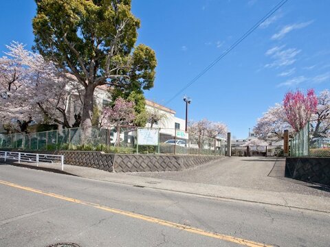 伊勢原市立高部屋小学校　距離約2100m