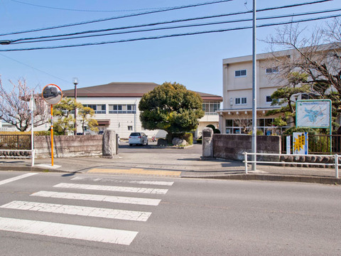 伊勢原市立山王中学校　距離約800m