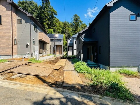 住宅建設中の敷地と周囲の住宅外観