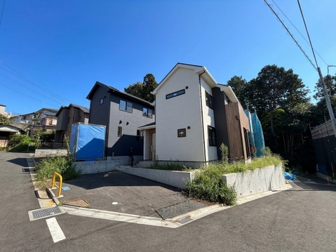 角地に建つ2階建ての住宅、周囲は静かな住宅街です