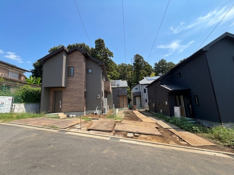 住宅が建ち並ぶ静かな住宅街の新築外観です
