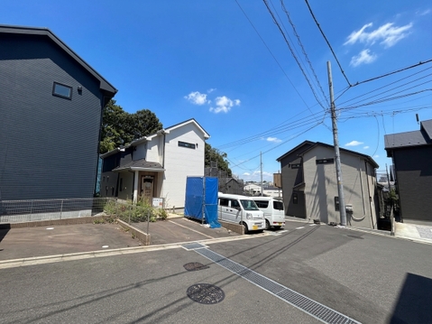 住宅街の一角にある建物の外観と青空の様子です