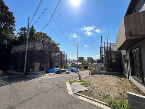 住宅街の角地で日当たり良好な現地の様子です