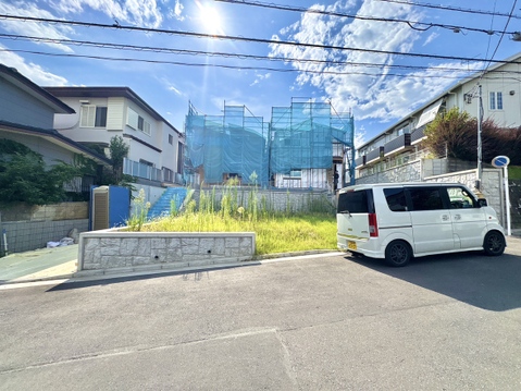 敷地前の道路と周辺の住宅街