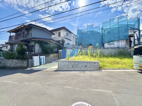 道路に面した戸建て住宅と周辺の街並み