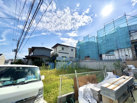 建築中の建物と周辺の住宅、道路の様子