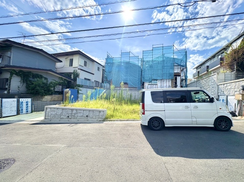 前面道路と周辺住宅、敷地の様子