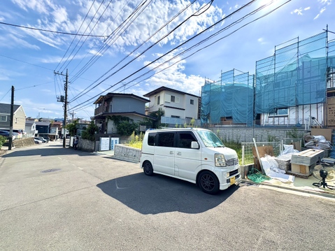 建物前の舗装された駐車スペース