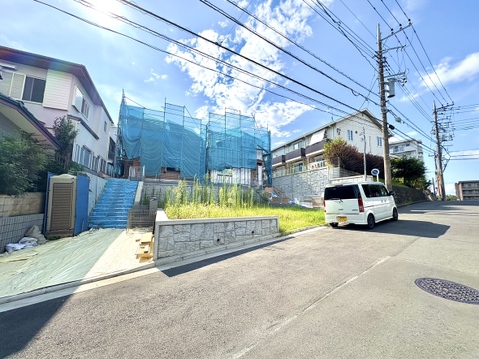 住宅街に面した戸建て外観と前面道路