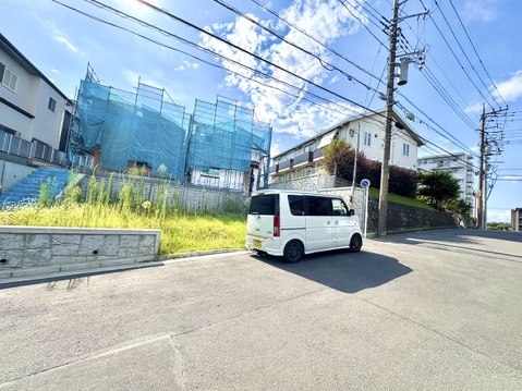 建物前の舗装スペースと周辺道路