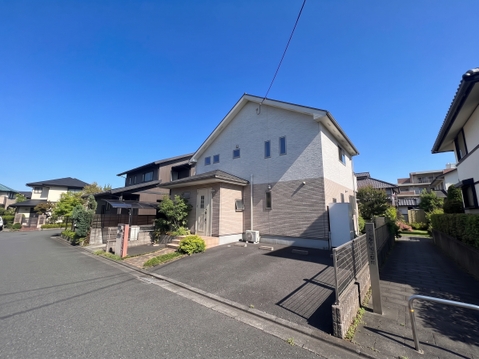 閑静な住宅街にある二階建ての戸建外観です