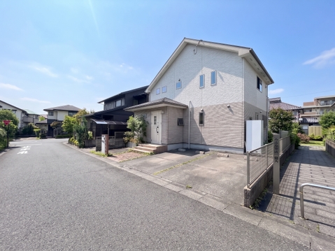 住宅街に立つ二階建ての戸建住宅の外観写真です