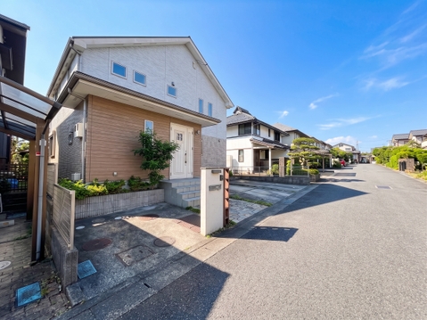 住宅街に立つ2階建ての住宅の外観