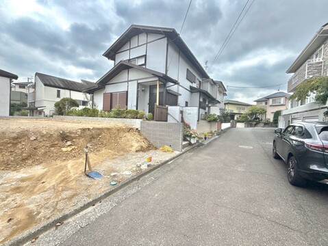 住宅街の区画整理された土地と周辺の建物の様子