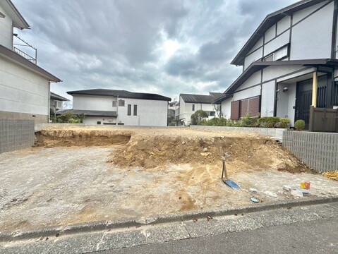 住宅が建ち並ぶ静かな住宅街の更地です
