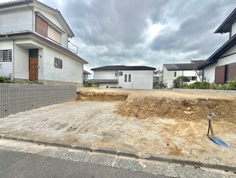住宅街の更地で建築準備が整った土地の様子