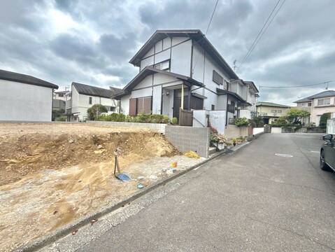 住宅街の通り沿いにある一戸建て物件の外観です