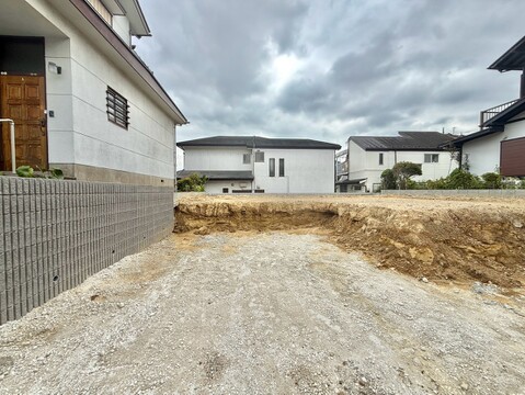 住宅地内の更地で建築準備中の物件です