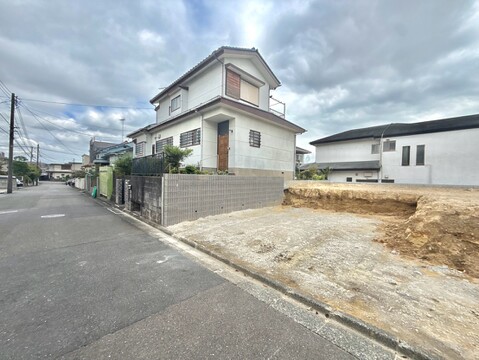 一戸建て隣に空き地がある閑静な住宅街の外観
