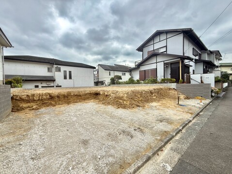 住宅地の更地で建築準備がされた物件です