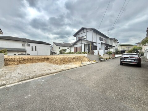 住宅街の整然とした道路沿いにある新築戸建て物件