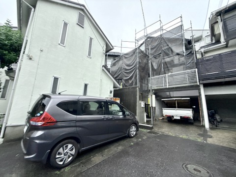 住宅街にある駐車スペースと建物の外観です
