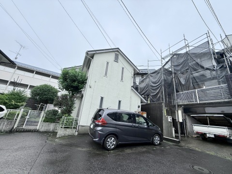 住宅外観と駐車場が見える風景