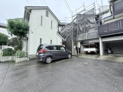 住宅街にある駐車スペース付きの物件外観です