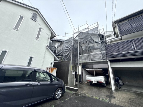 建築中の住宅の外観と駐車スペースの様子