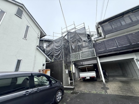 住宅が密集したエリアの外観と駐車スペースの様子です