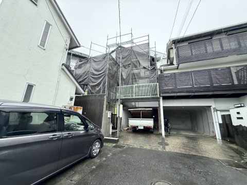 工事中の住宅の外観と駐車スペースが見える様子