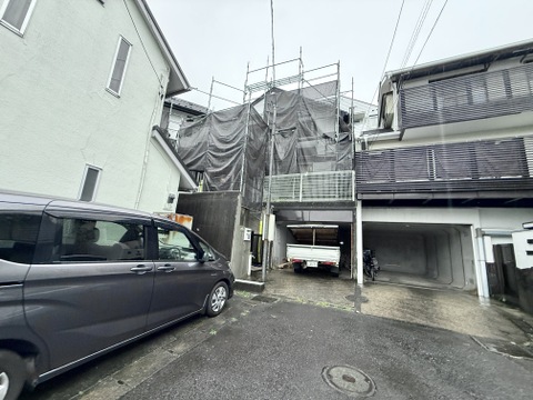 建物外観と敷地内駐車スペースの様子