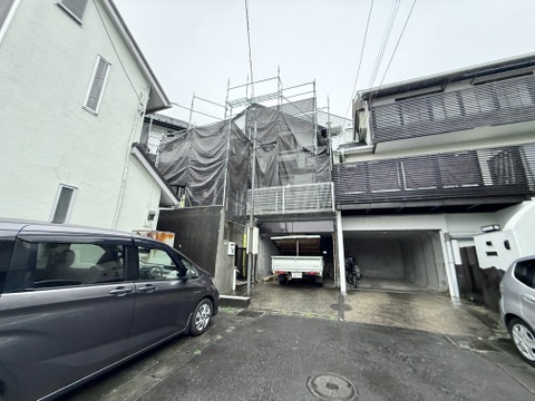 外観工事中の住宅の正面と駐車スペースの様子