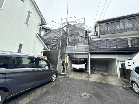 建築中の住宅と駐車スペースがある外観写真です