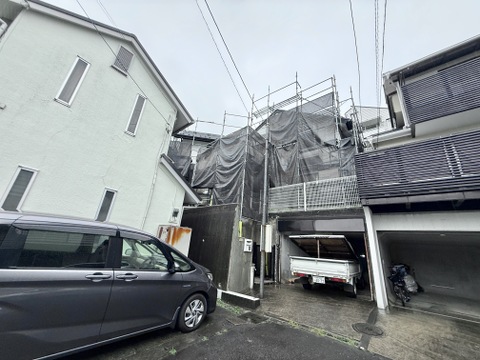 準備中の外観駐車スペースあり住宅街の一角