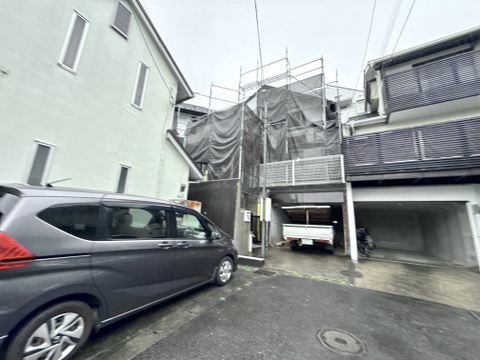 建設中の住宅が並ぶ静かな住宅街の外観です
